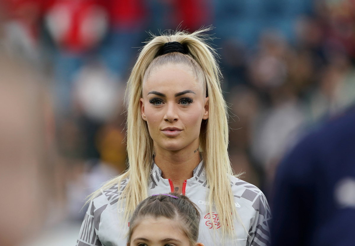 Alisha Lehmann vor Spiel, mit einem Einlaufkind vor sich