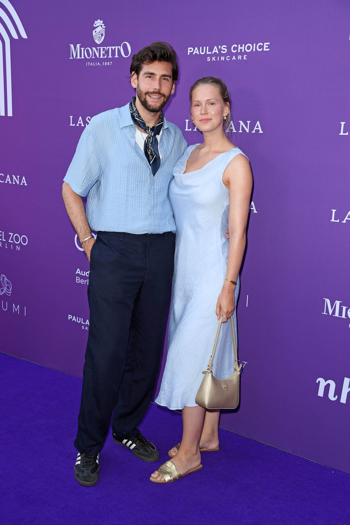 Alvaro Soler und Ehefrau Melanie auf der Berlin Fashion Week 2025