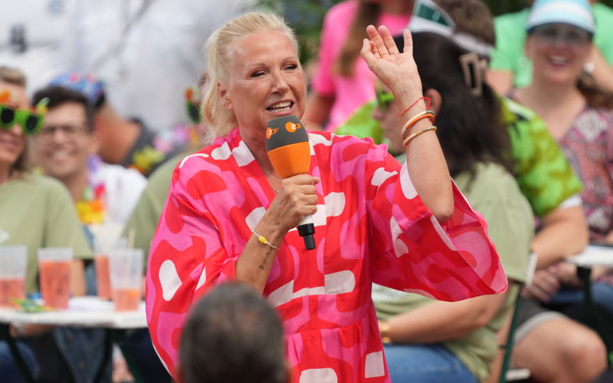 Andrea Kiewl im Fernsehgarten hand nach oben