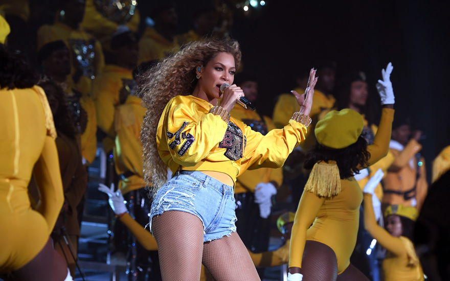 Beyoncé auf einer Bühne bei einem Auftritt