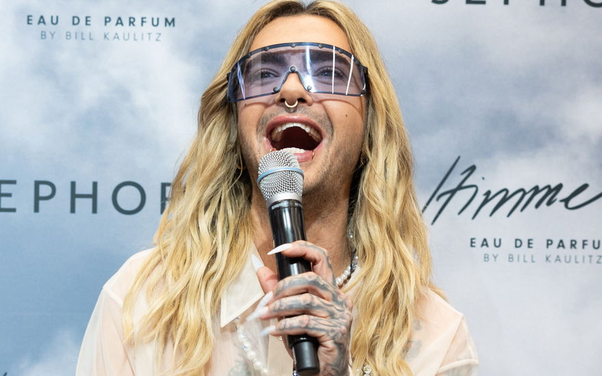 Bill Kaulitz lacht