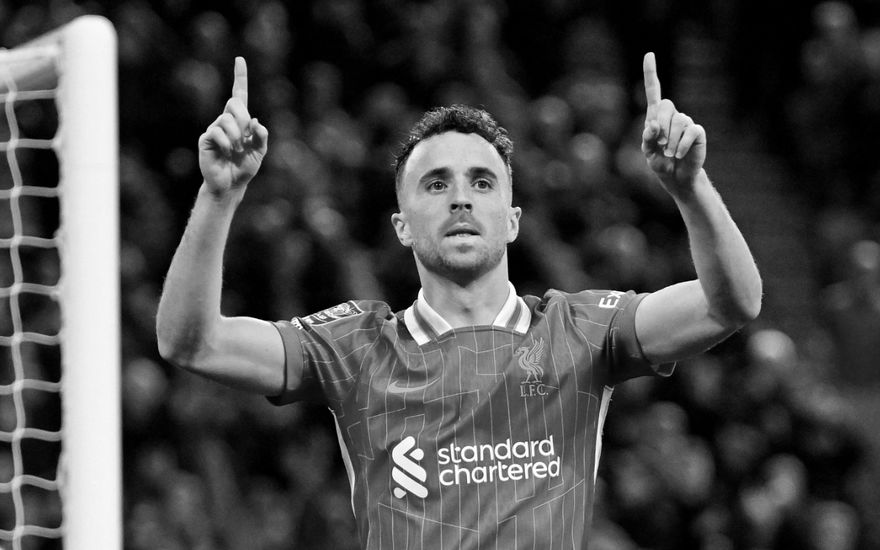 Diogo Jota zeigt mit den Finger nach oben bei einem Spiel