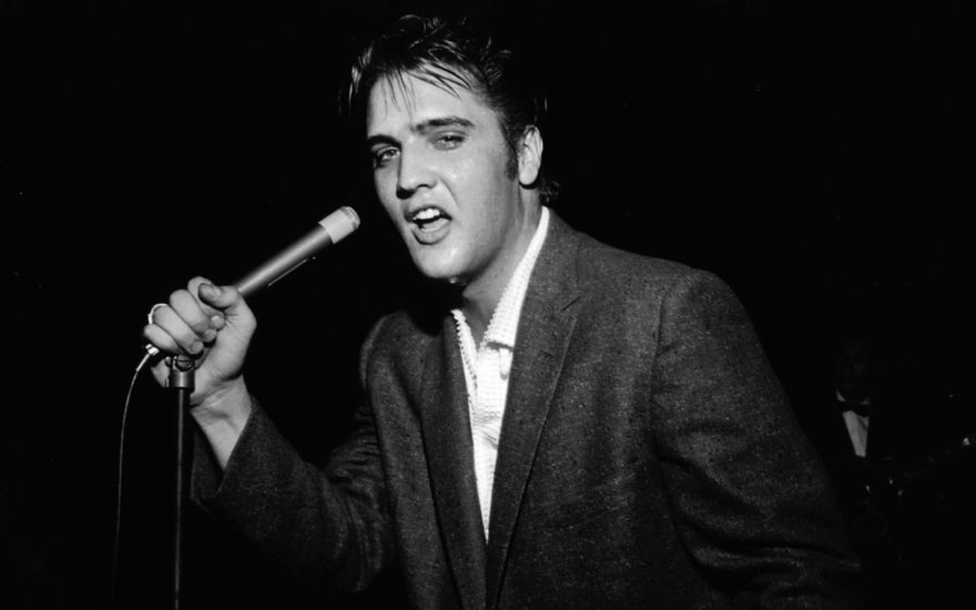Elvis Presley am Mikrofon