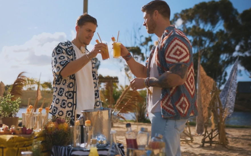 Felix Stein und Martin Braun stoßen bei "Die Bachelors" an