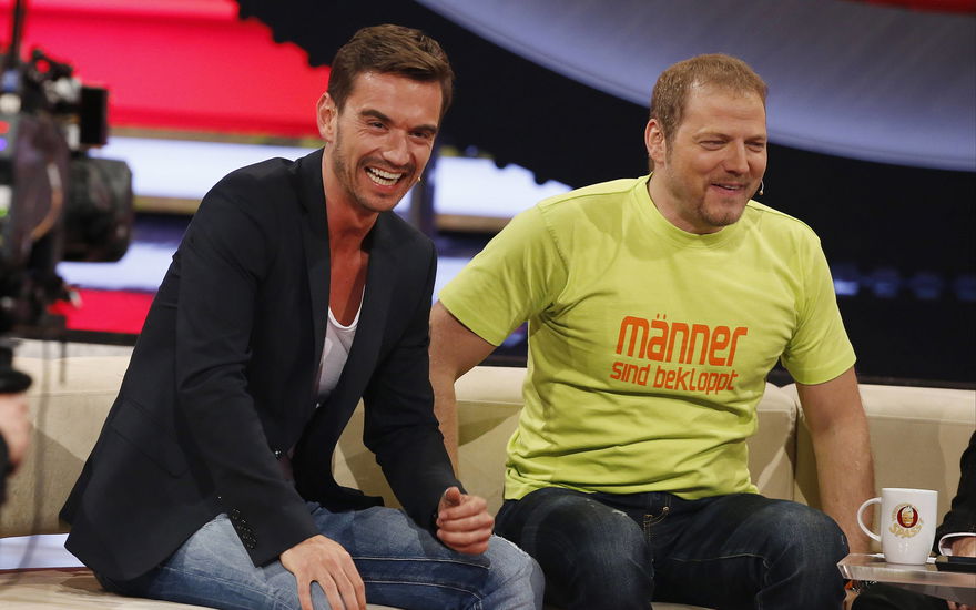 Florian Silbereisen und Mario Barth sitzen auf einer Couch und lachen