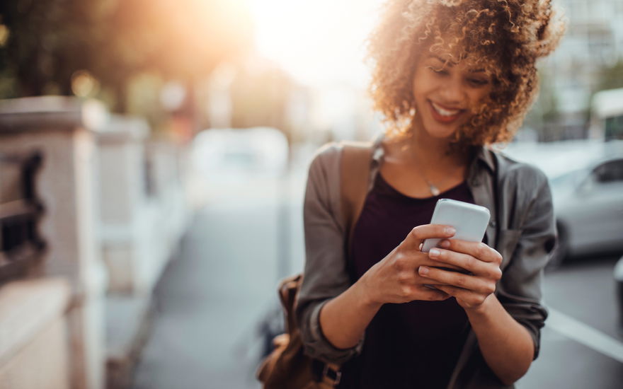 Eine Frau hält ihr Handy in der Hand