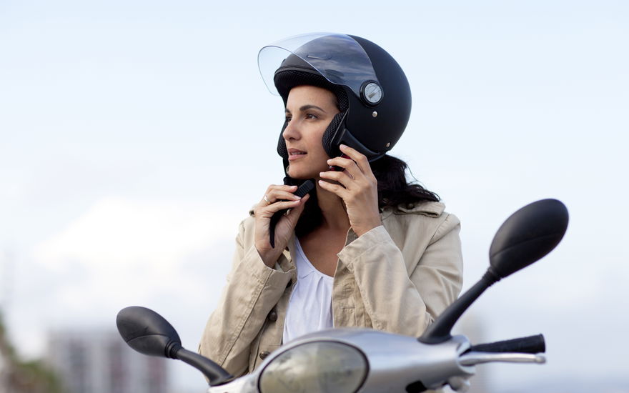 Eine Frau trägt einen Helm