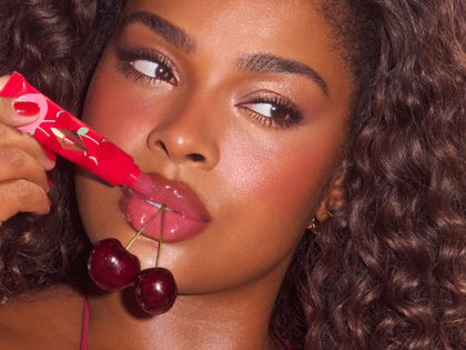 Sommer-Trend 2025: Dieses Lip Oil sorgt für einen Vinyl-Glanz und bis zu 40% mehr Feuchtigkeit
