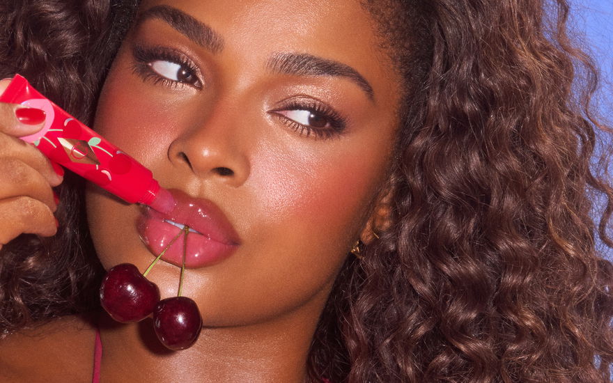 Model mit Lip Oil von Charlotte Tilbury
