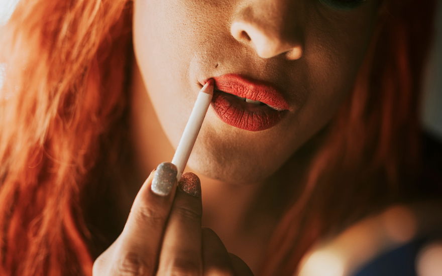 Frau mit Lipliner