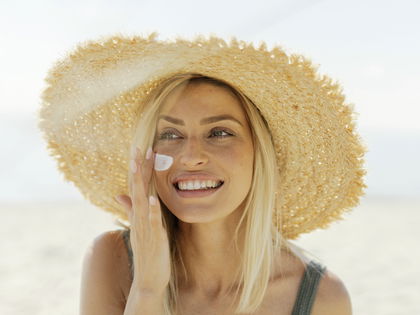 Anti-Aging: Dieser Drogerie-Fluid mit UV-Schutz bietet einen 3-fachen Faltenschutz