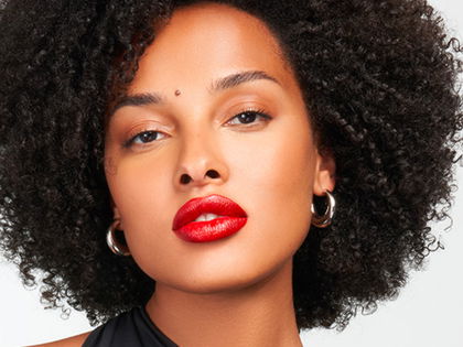 Beauty-Trend 2025: Dieser 2-in-1-Lippenstift versiegelt die Lippen mit Glanz