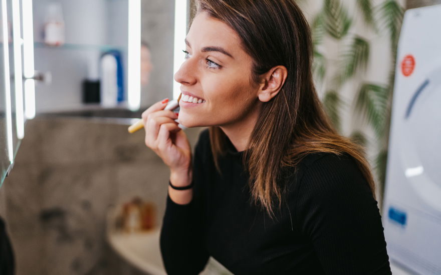 Frau trägt Make-up auf