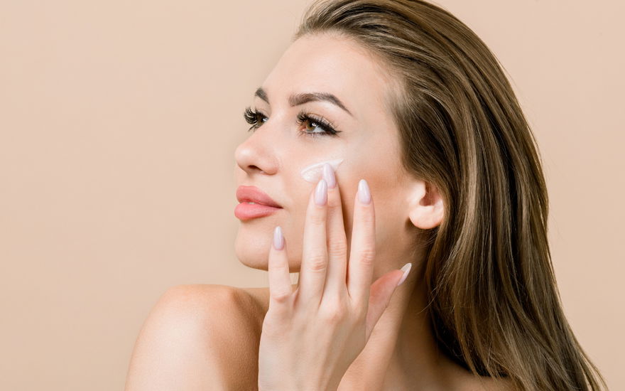 Frau benutzt Skin TInt