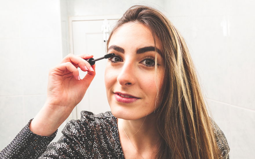 Frau trägt Mascara auf
