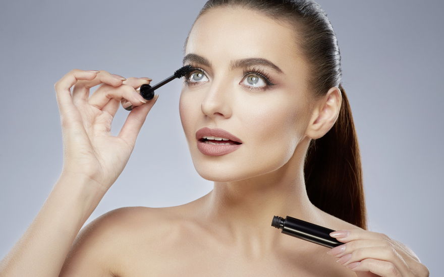 Frau mit Mascara