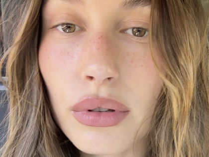 Laut Hailey Bieber: Dieses Weichzeichner-Puder ist ihre Nummer 1