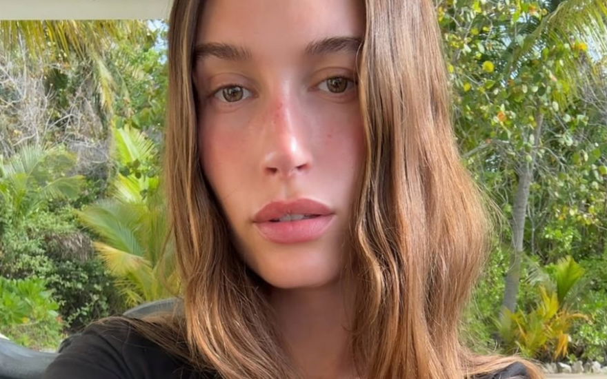 Hailey Bieber vor grünen Pflanzen