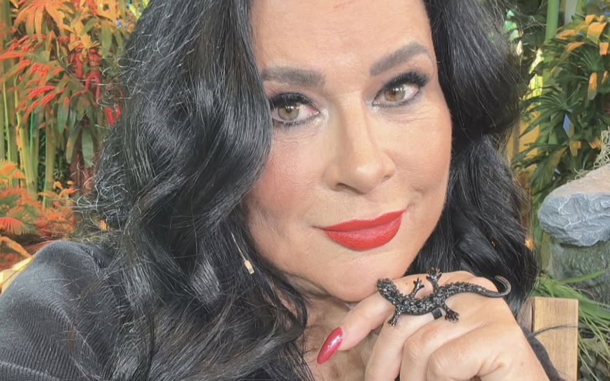 Iris Klein macht ein Selfie und lächelt leicht