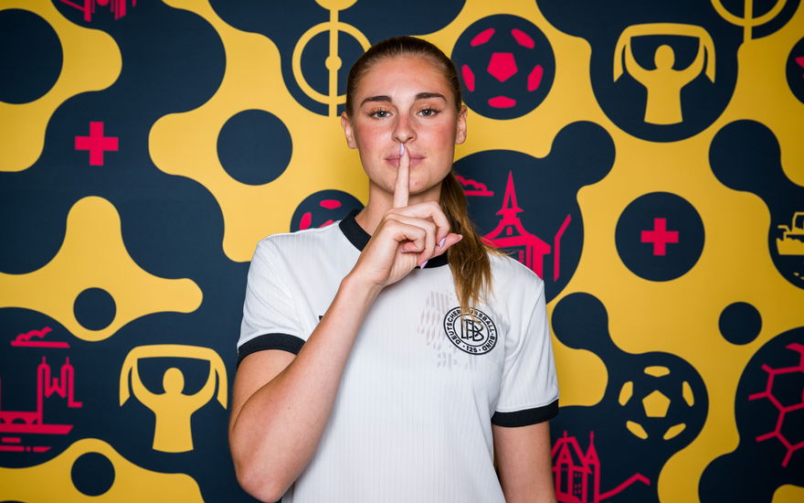 Jule Brand hält sich den Mittelfinger vor dem Mund