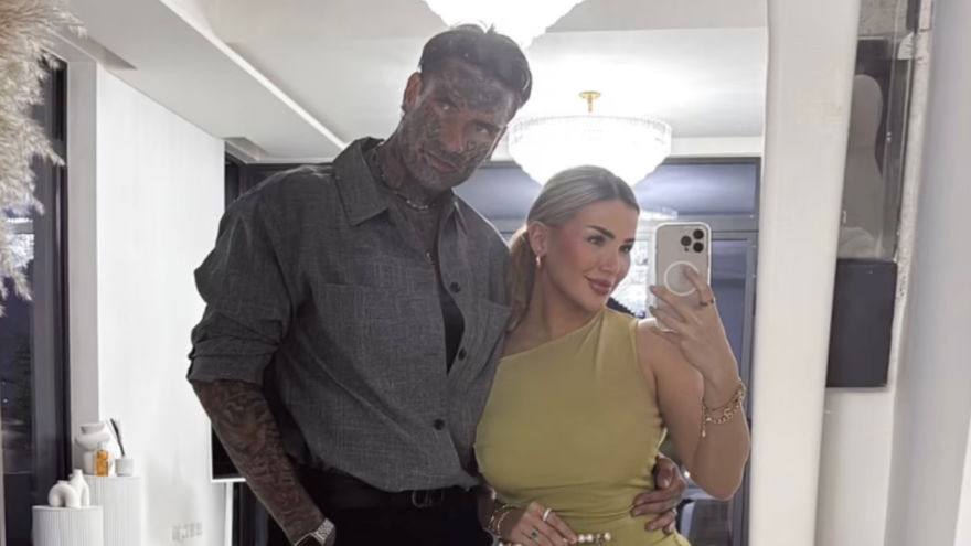 Nikola Glumac mit Kim Virginia Hartung vor Spiegel