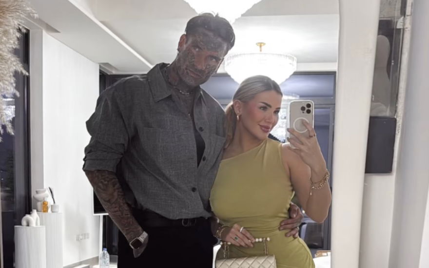 Nikola Glumac mit Kim Virginia Hartung vor Spiegel