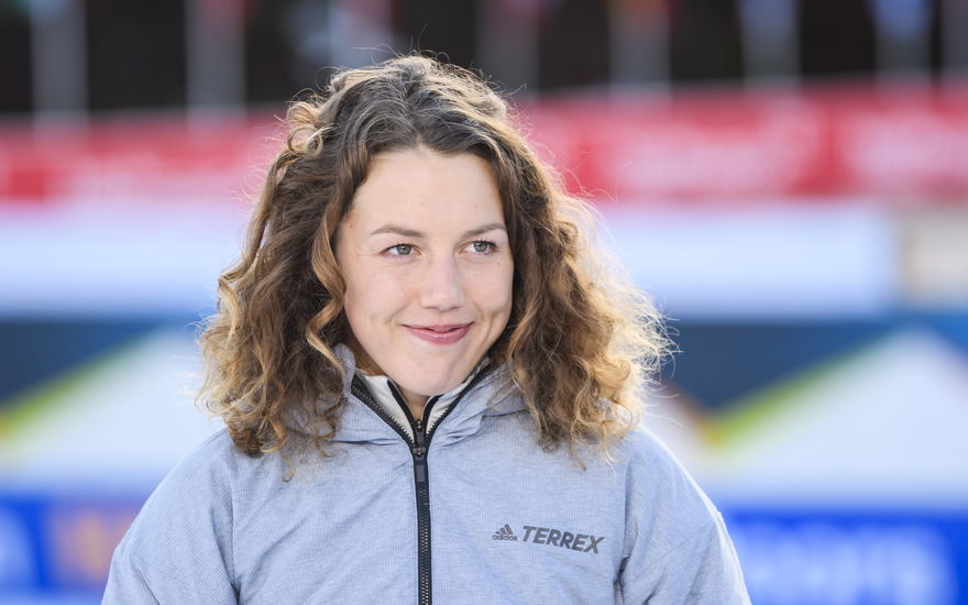 Laura Dahlmeier schaut zur Seite und lächelt