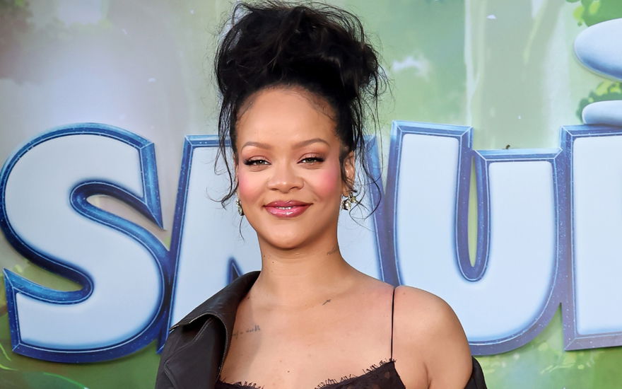 Rihanna strahlt bei den Schlümpfen