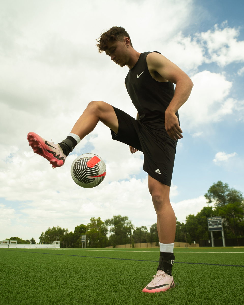Sprunggelenkbandage von The BetterGuard im Einsatz beim Fußball
