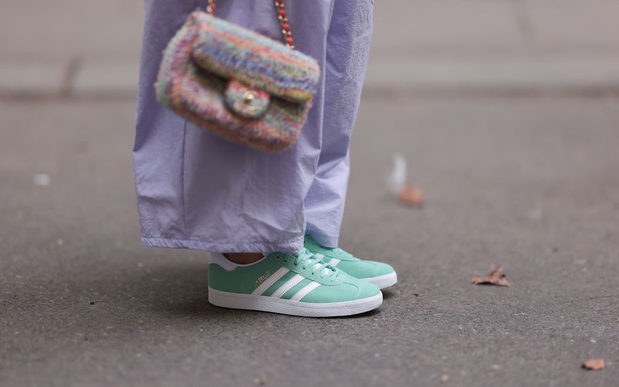Eine Frau trägt den Sneaker "Gazelle" von Adidas
