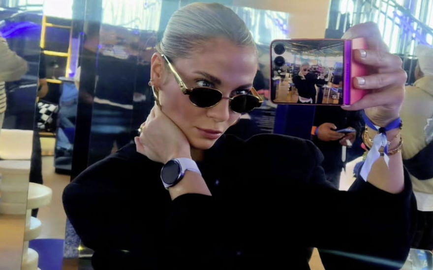 Valentina Pahde macht Selfie