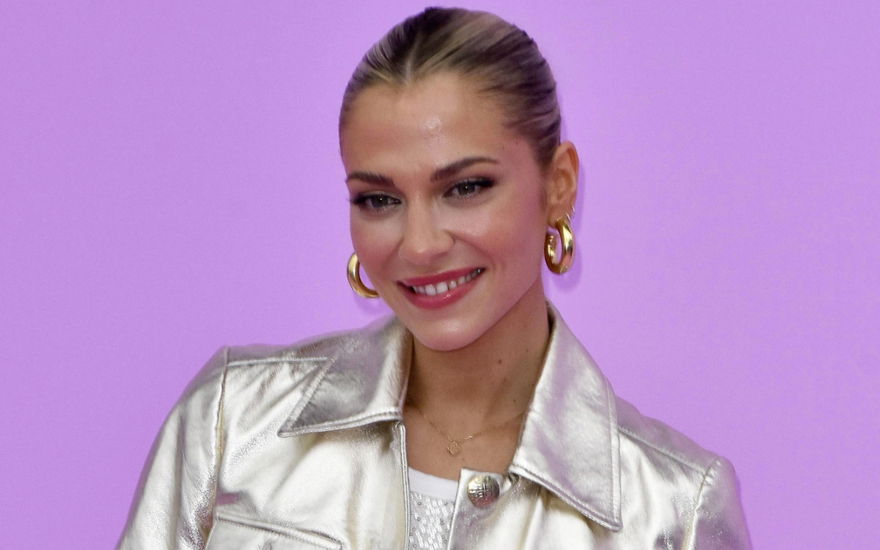 Valentina Pahde vor lila Hintergrund