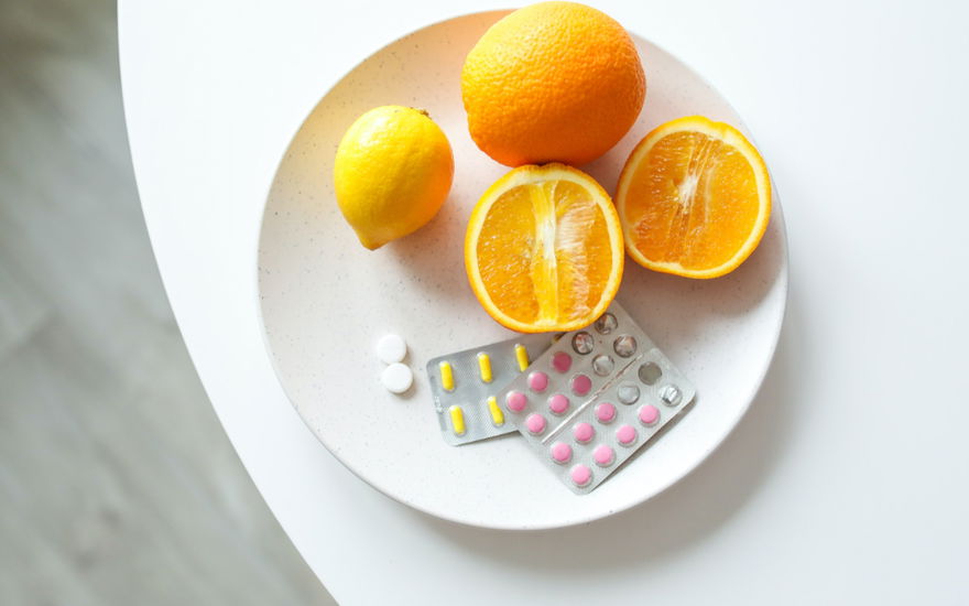 Vitamine und Nahrungsergänzungsmittel auf einem Teller