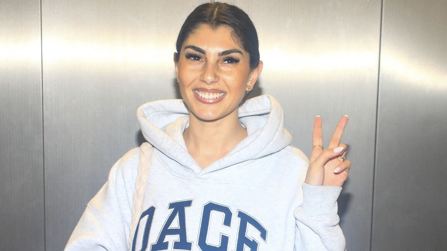 Yeliz Koc zeigt Peace-Zeichen und lacht