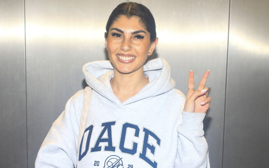 Yeliz Koc zeigt Peace-Zeichen und lacht