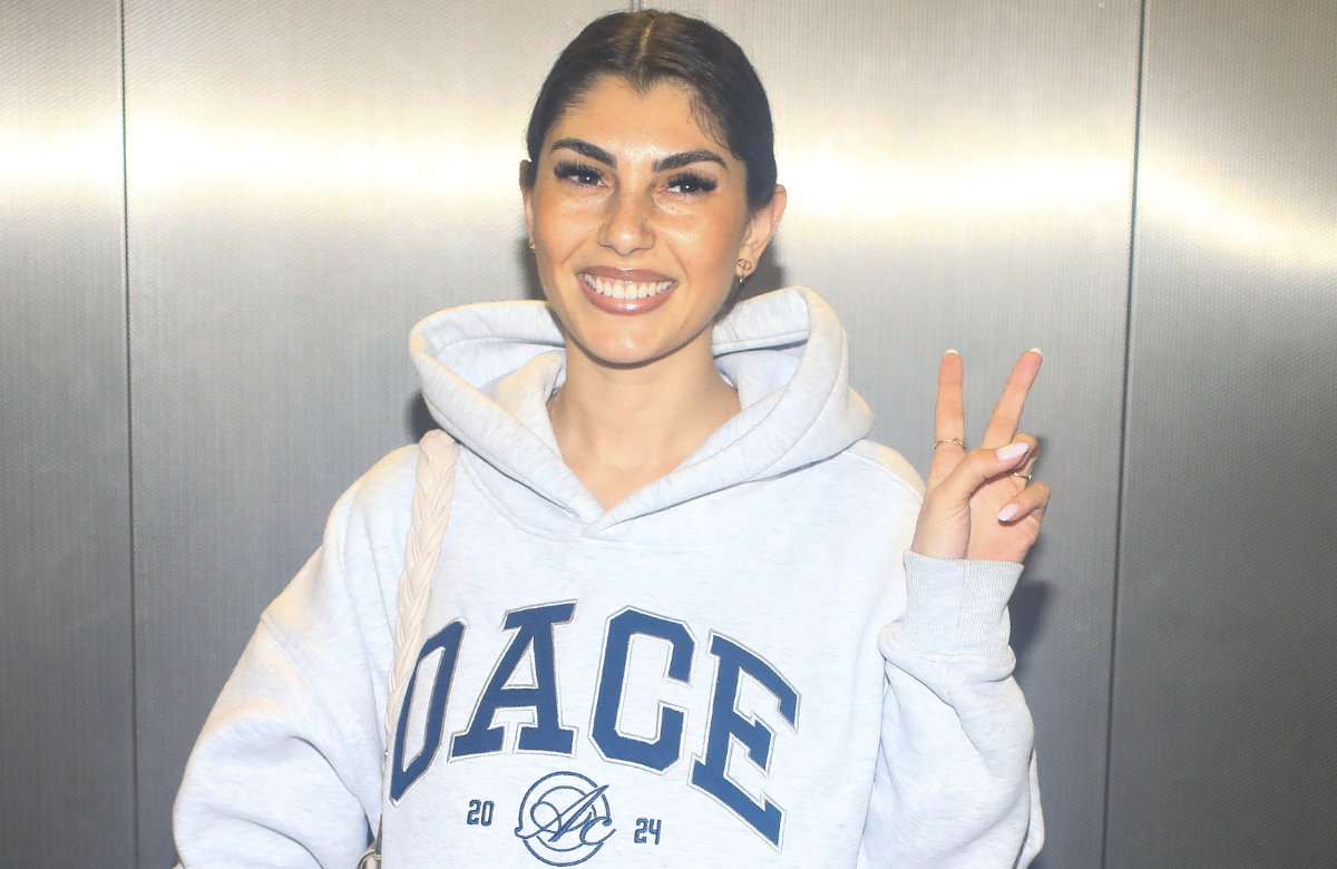 Yeliz Koc zeigt Peace-Zeichen und lacht