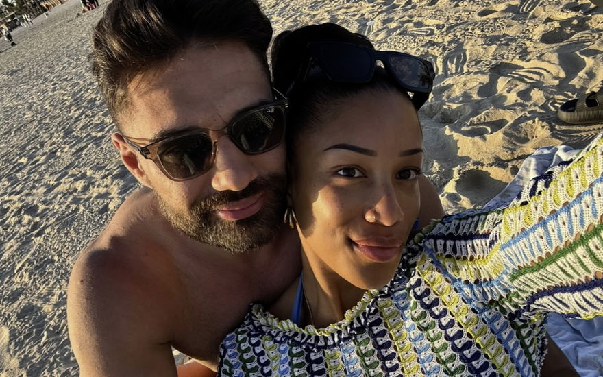 Aleks Petrovic und Vanessa Nwattu machen ein Selfie am Strand