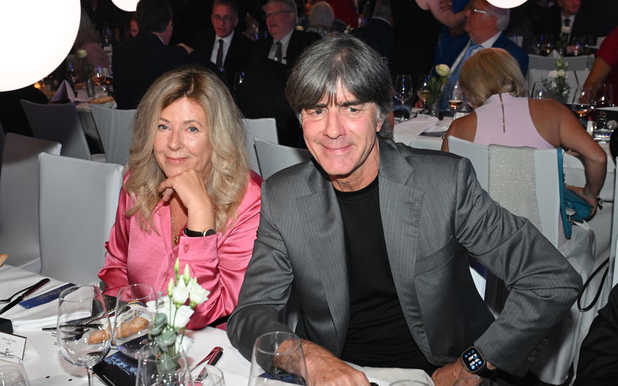 Jogi Löw und Ehefrau Daniela sitzen an einem Tisch