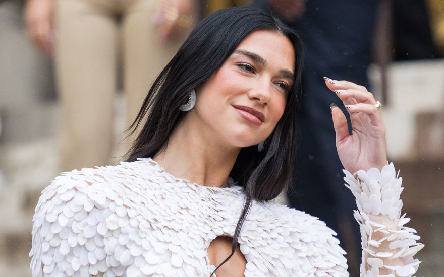 Dua Lipa lächelt zur Seite