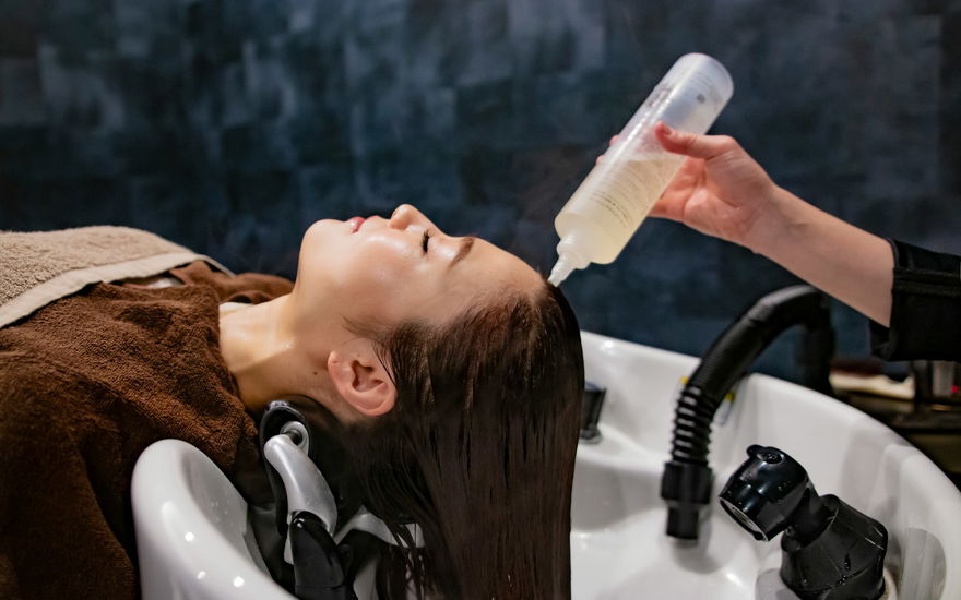 Eine Frau bekommt ihre Haare gewaschen
