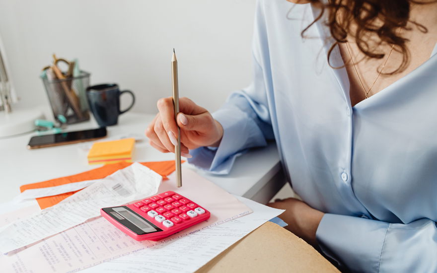 Eine Frau sitzt an ihren Finanzen