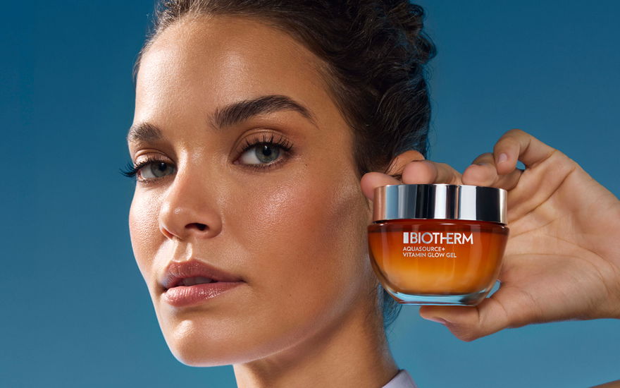 Frau mit Biotherm Creme