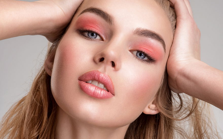 Frau mit Blush