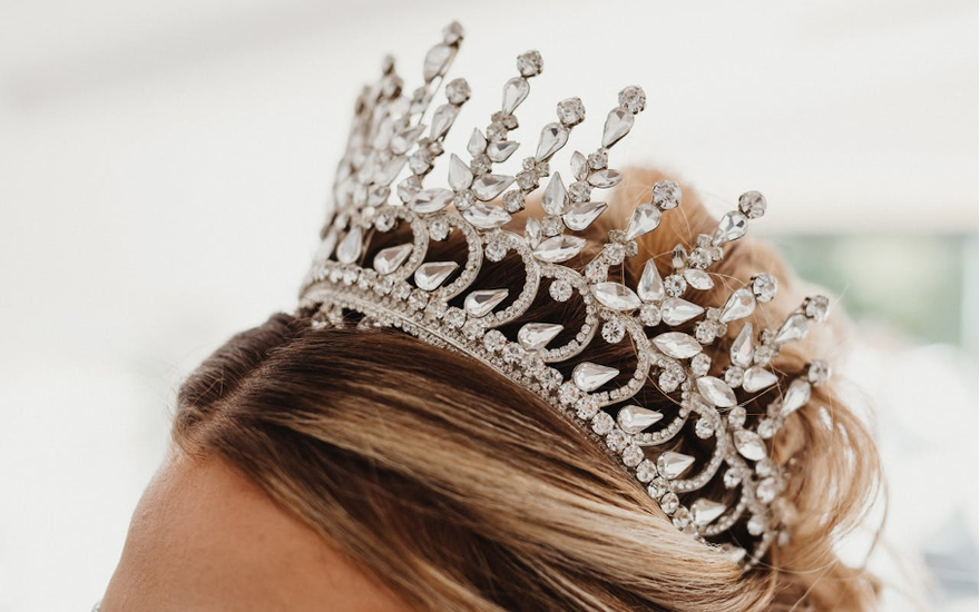 Eine Frau trägt ein Diadem