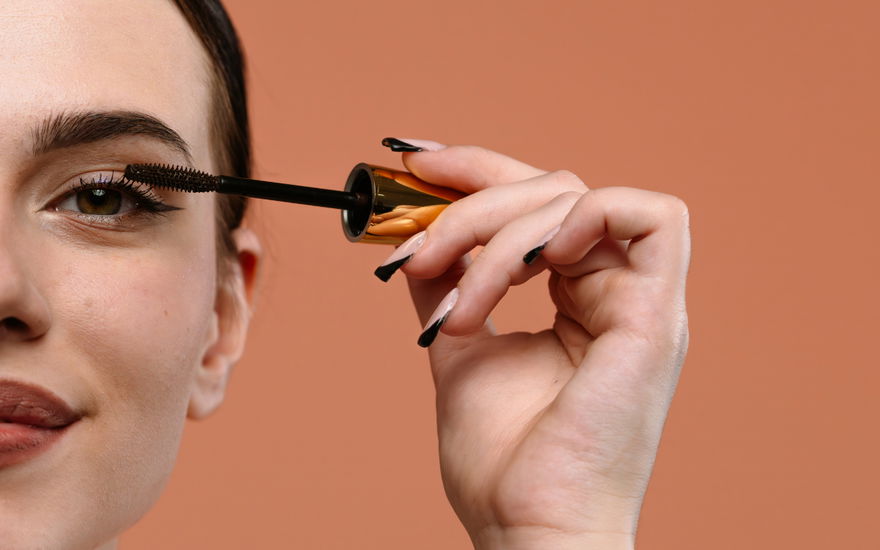 Frau mit Mascara