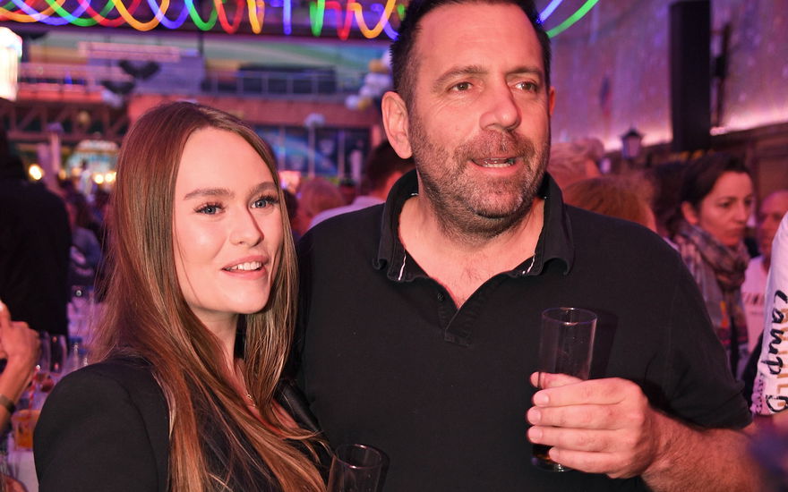 Ikke Hüftgold mit seiner Freundin Nina Reh