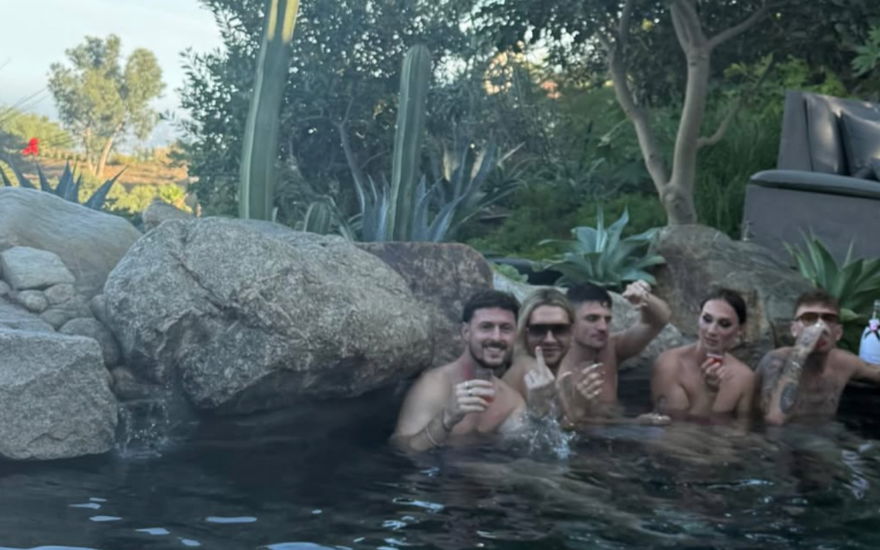 Jannik Kontalis und Bill Kaulitz im Pool