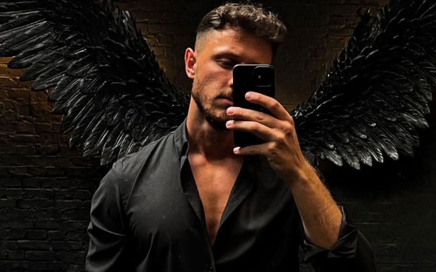 Jannik Kontalis macht Selfie mit schwarzen Flügeln