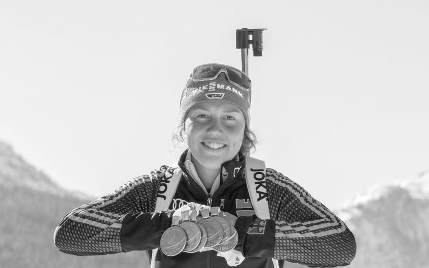 Laura Dahlmeier in Ski-Kleidung