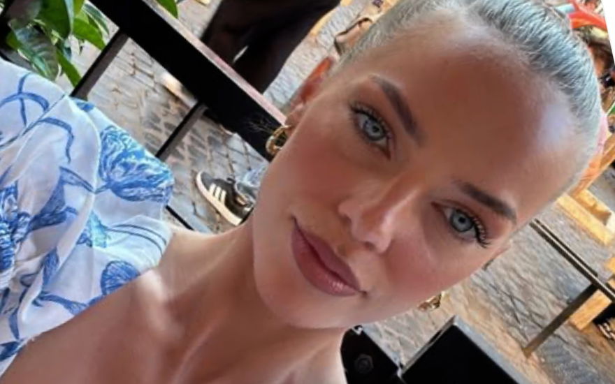 Laura MAria Rypa macht mit ernstem Blick ein Selfie